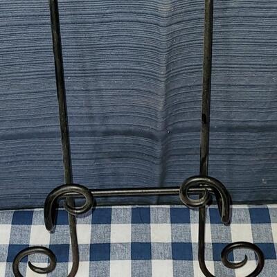 Lot 7: Metal Hanging Plate Holder
