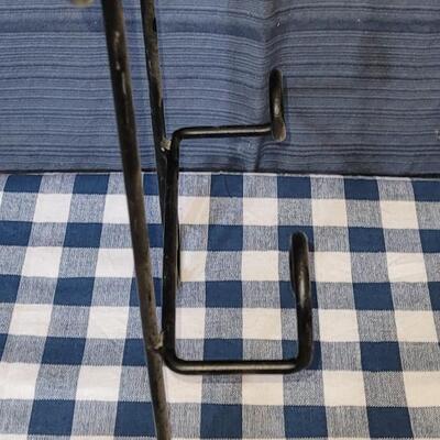 Lot 7: Metal Hanging Plate Holder