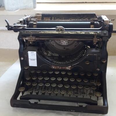 Lot 29- Underwood Manual Typewriter - Age Unknown