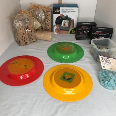 Plates, key finders (2), pebbles/rocks, bark and sponge, digital picture key chain