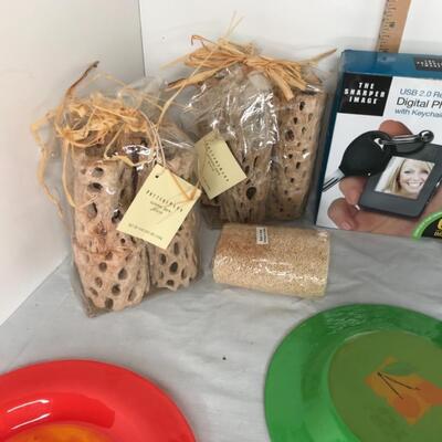 Plates, key finders (2), pebbles/rocks, bark and sponge, digital picture key chain