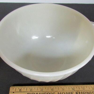 Nice Vintage Fire King Ivory Swirl Oven Ware Mixing Bowl, 8"