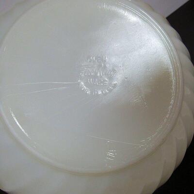 Nice Vintage Fire King Ivory Swirl Oven Ware Mixing Bowl, 8"