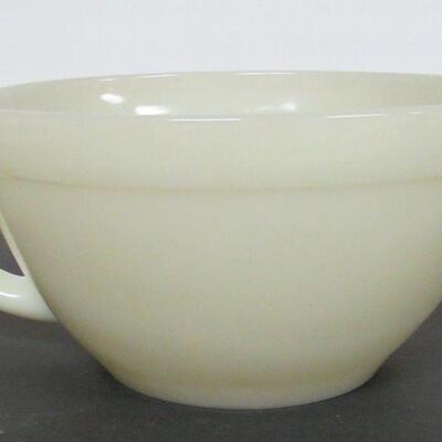 Nice Vintage Fire King Oven Ware Ivory Spouted Batter Mixing Bowl