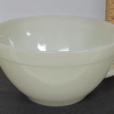 Nice Vintage Fire King Oven Ware Ivory Spouted Batter Mixing Bowl