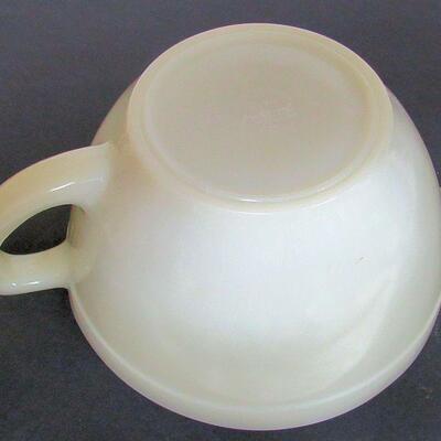 Nice Vintage Fire King Oven Ware Ivory Spouted Batter Mixing Bowl
