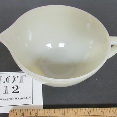 Nice Vintage Fire King Oven Ware Ivory Spouted Batter Mixing Bowl