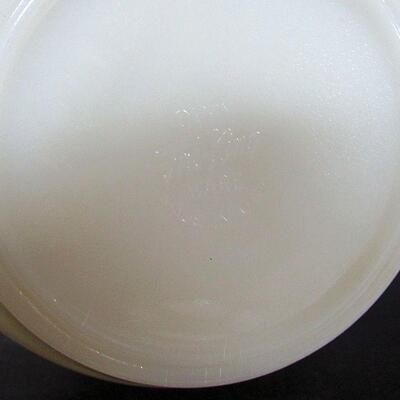 Nice Vintage Fire King Oven Ware Ivory Spouted Batter Mixing Bowl