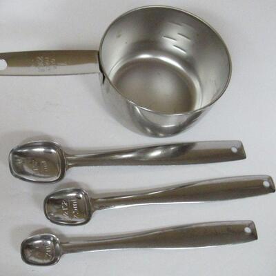 Pfaltzgraff Village Measuring Set on Wood Stand