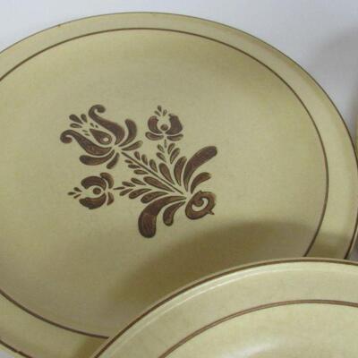 Pfaltzgraff Village Dinner Plates, 4, Read Description