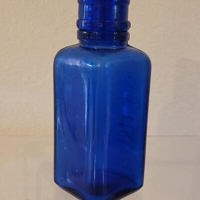 Lot 146: c. 1915 John Wyeth & Bro. Cobalt Blue Medicine Bottle with Dose Cap