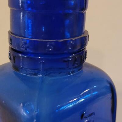 Lot 146: c. 1915 John Wyeth & Bro. Cobalt Blue Medicine Bottle with Dose Cap