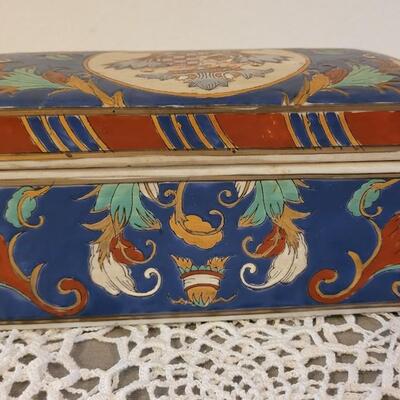 Lot 152: Vintage Neiman Marcus Porcelain Box
