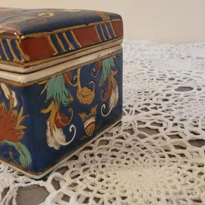 Lot 152: Vintage Neiman Marcus Porcelain Box