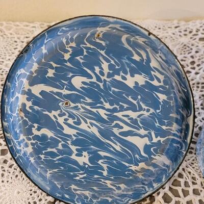 Lot 179: Antique Robbins Egg Blue & White Splatter Enamelware Pie Plate with Stand and Covered Pot with Wood Handle