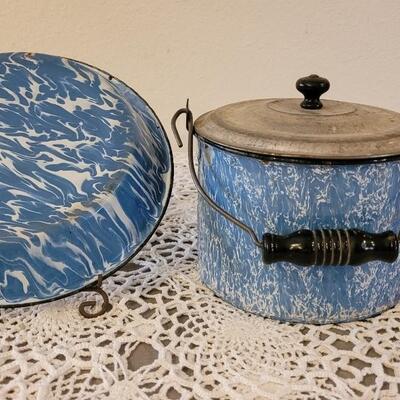 Lot 179: Antique Robbins Egg Blue & White Splatter Enamelware Pie Plate with Stand and Covered Pot with Wood Handle