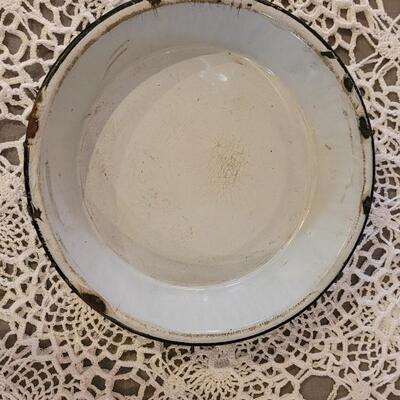 Lot 179: Antique Robbins Egg Blue & White Splatter Enamelware Pie Plate with Stand and Covered Pot with Wood Handle