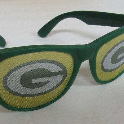 Older Packers Collectibles: Foam Hand, Plastic Glasses, Towel