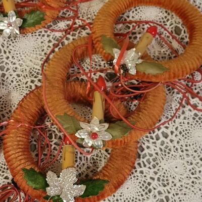 Lot 199: Vintage Light Up Christmas Wreaths (7)
