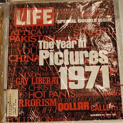 Lot 263: (5) Collectible LIFE Magazines - JFK, Marilyn Monroe and the Moonwalk