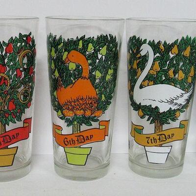 12 Days of Christmas Glass Tumblers, 10 are Pepsi Glasses 2 Are Different, Read Description