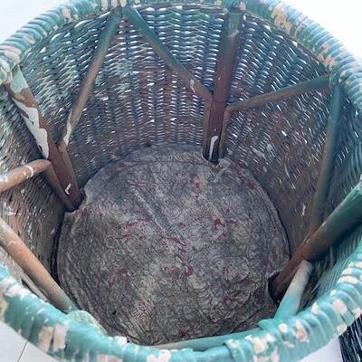 LOT#17P: Wicker Plant Stand 