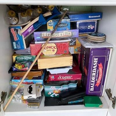 LOT#19P: Contents of Cabinet