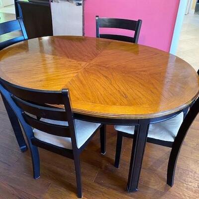 LOT#76D: Thomasville Dining Table and Chairs