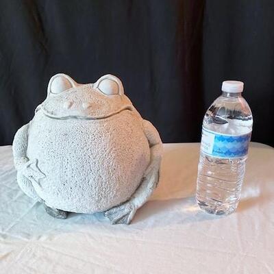 LOT#176L: Frog Statue