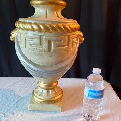 LOT#190L: Decorative Urn