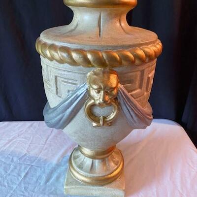 LOT#190L: Decorative Urn