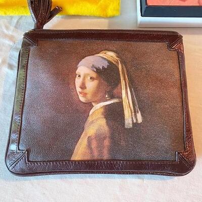 LOT#192L: Icon Leather Purse