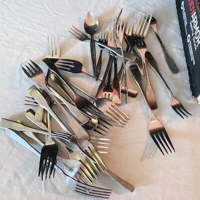 LOT#195L: Assorted Flatware Lot