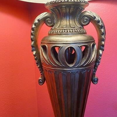 LOT#216L: Pedestal Lamp