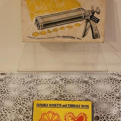 Lot 26: Vintage Cookie Chef Press and Rosette Iron