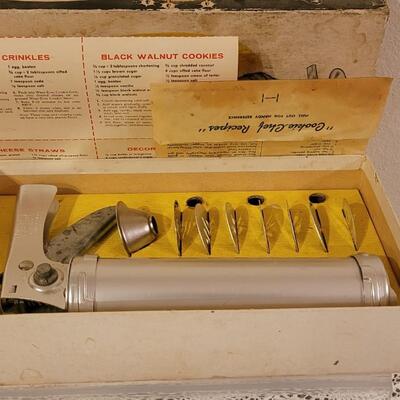 Lot 26: Vintage Cookie Chef Press and Rosette Iron