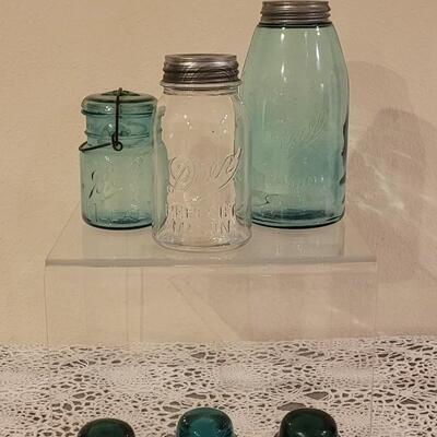 Lot 78: Vintage (2) Blue (1) Drey Clear Ball Jars and (2) Green (1) Blue Insulators