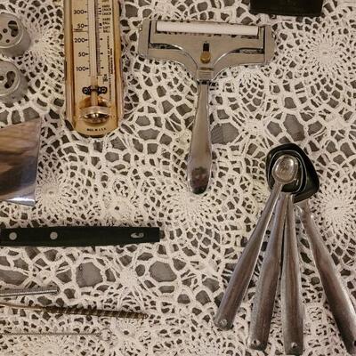 Lot 100: Kitchen Utensils Lot