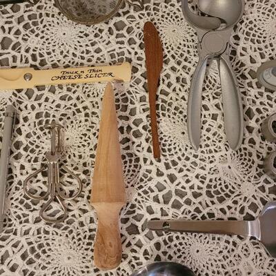 Lot 100: Kitchen Utensils Lot