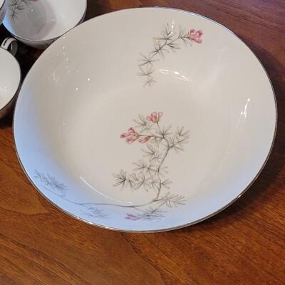 Lot 105: Noritake 'Silverdale' China Set (white with Silver Rim)