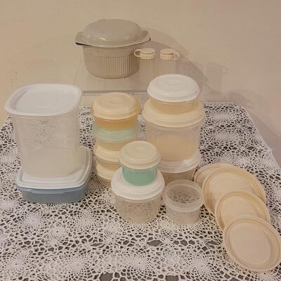 Lot 106: Plastic Storage and Microwave 4 Quart Dish