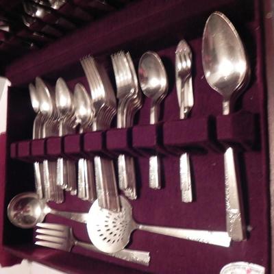 NOBILITY SILVER PLATE "ROYALE ROSE" UTENSILS IN WOODEN STORAGE BOX