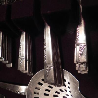 NOBILITY SILVER PLATE "ROYALE ROSE" UTENSILS IN WOODEN STORAGE BOX