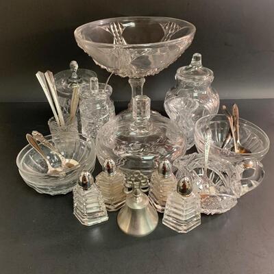 Lot 475: Elegant Crystal & Glassware Service Ware
