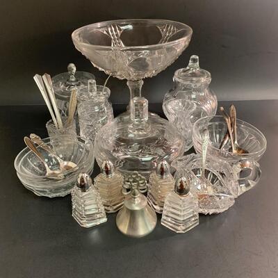 Lot 475: Elegant Crystal & Glassware Service Ware