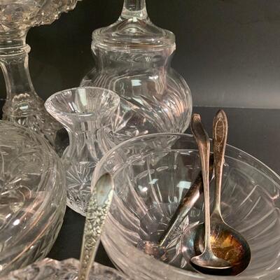 Lot 475: Elegant Crystal & Glassware Service Ware