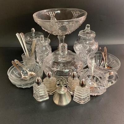 Lot 475: Elegant Crystal & Glassware Service Ware