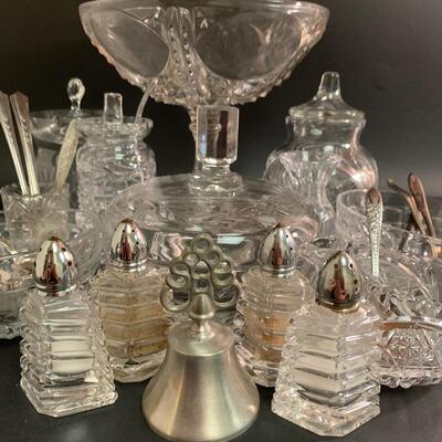Lot 475: Elegant Crystal & Glassware Service Ware