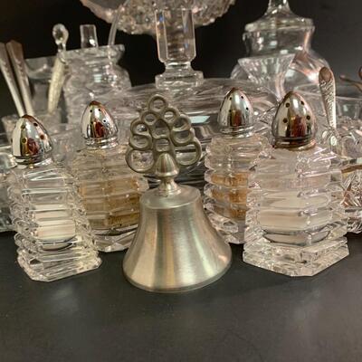 Lot 475: Elegant Crystal & Glassware Service Ware
