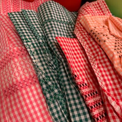 Lot 474: Vintage Tupperware & Aprons
